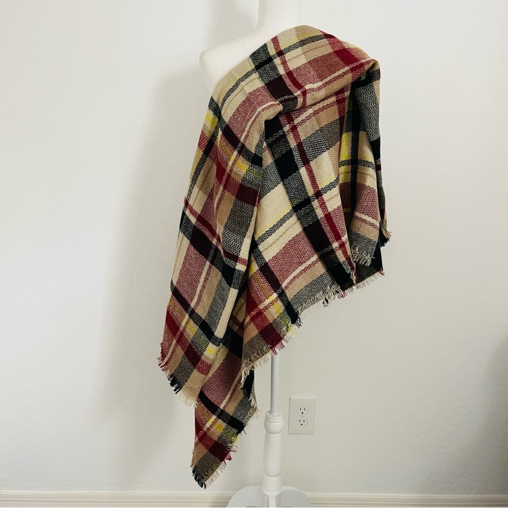 🌹 Large Plaid Pattern Scarf with Fringe Details